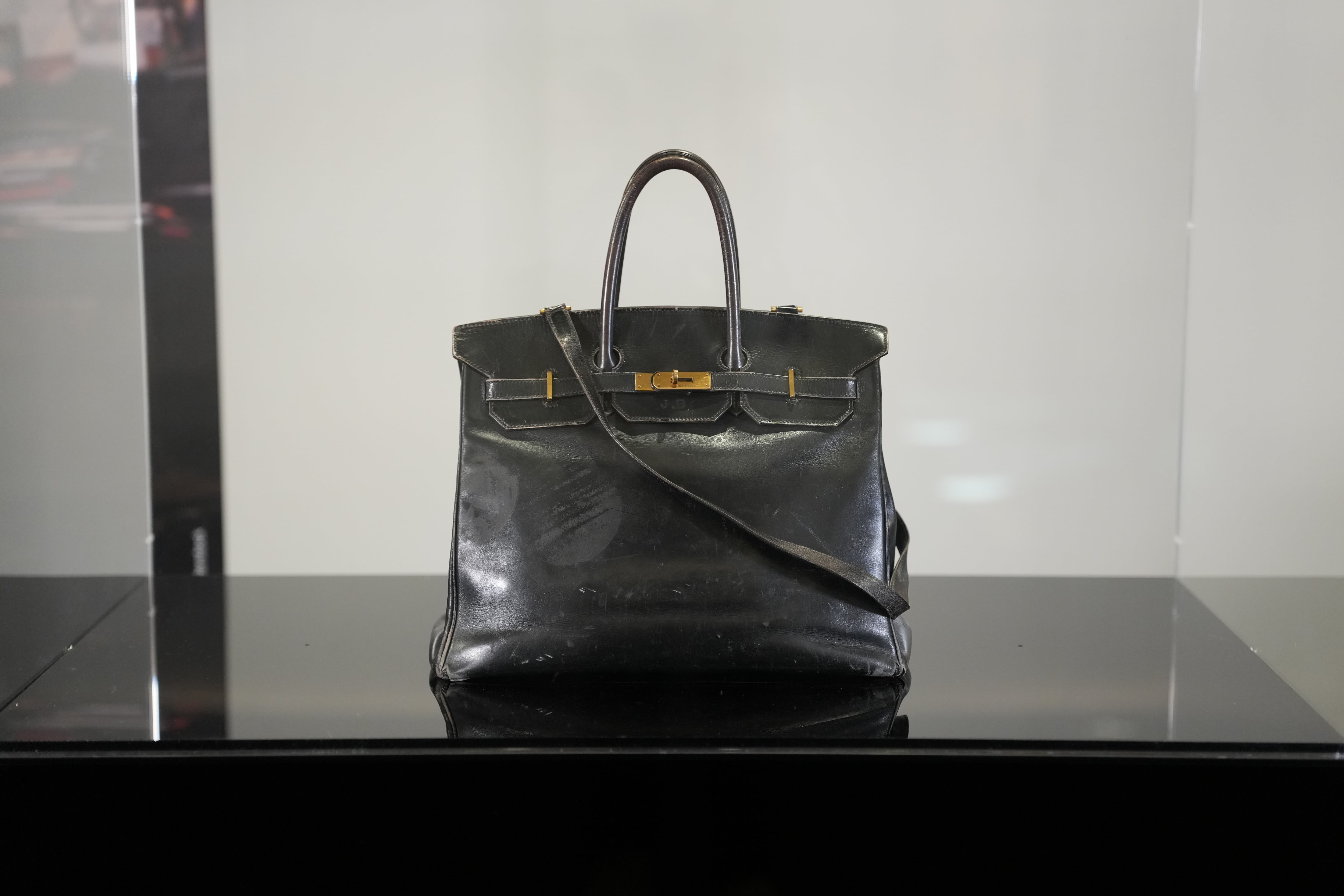 El icónico bolso, ampliamente utilizado por la fallecida cantante y actriz, será subastado en Sotheby's el 10 de julio. Fotografiado en Sotheby's el 3 de julio de 2025 en París, Francia.