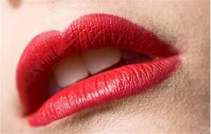 Masajea los labios con vaselina utilizando una toalla suave.