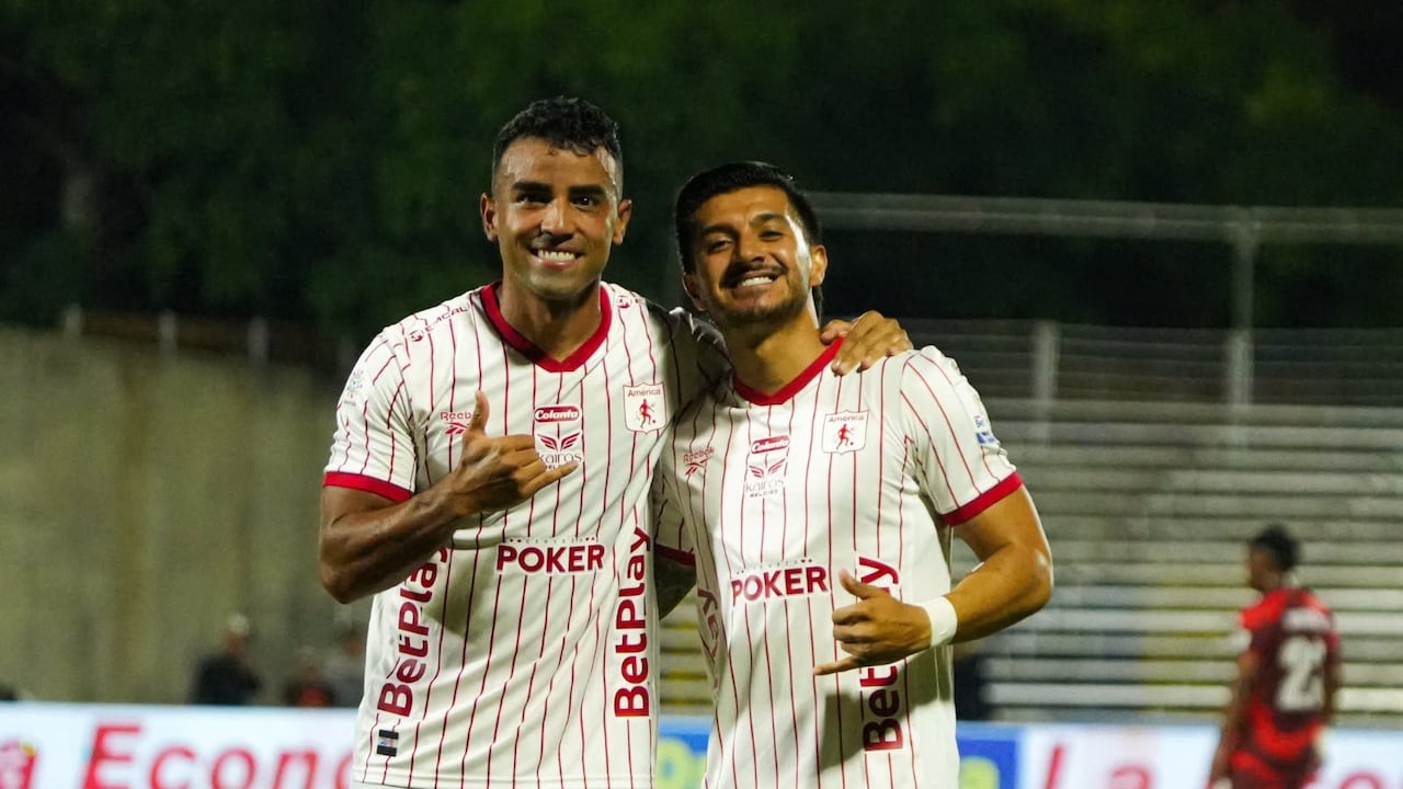 Omar Bertel (izq.), fue quien abrió el marcador en la goleada del América 0-4 sobre Barranquilla FC; en el partido único de los cuartos de final de la Copa Betplay y el rojo pasó a la semifinal.