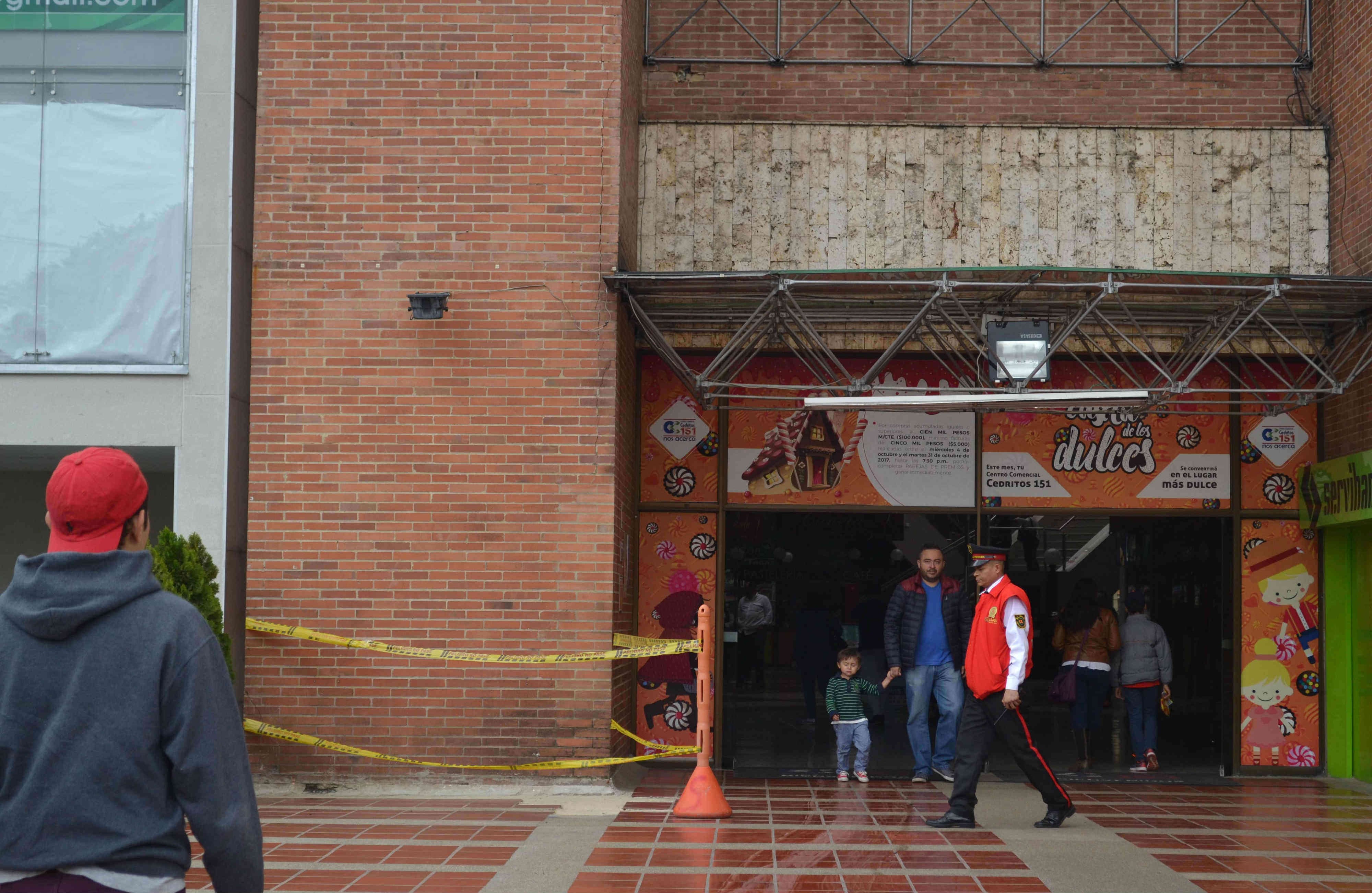 Los Bomberos de Bogotá llegaron rápidamente al lugar para controlar las llamas que provenían de un restaurante ubicado en el tercer piso del centro comercial.