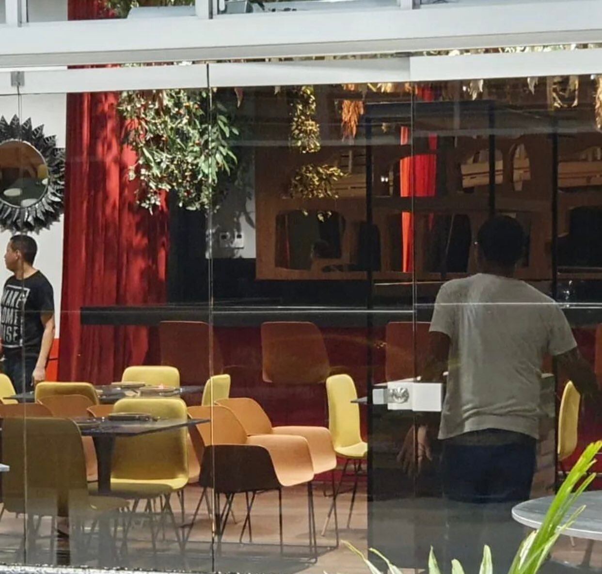 Así se ve desde afuera el interior del restaurante