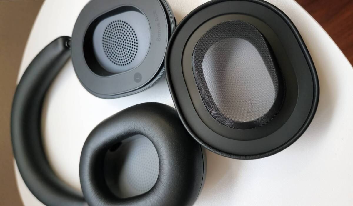 Las almohadillas de los Sonos Ace se pueden retirar para facilitar la limpieza del equipo