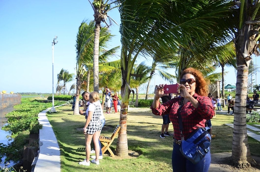 El Gran Malecón está ubicado sobre la margen occidental del río Magdalena.