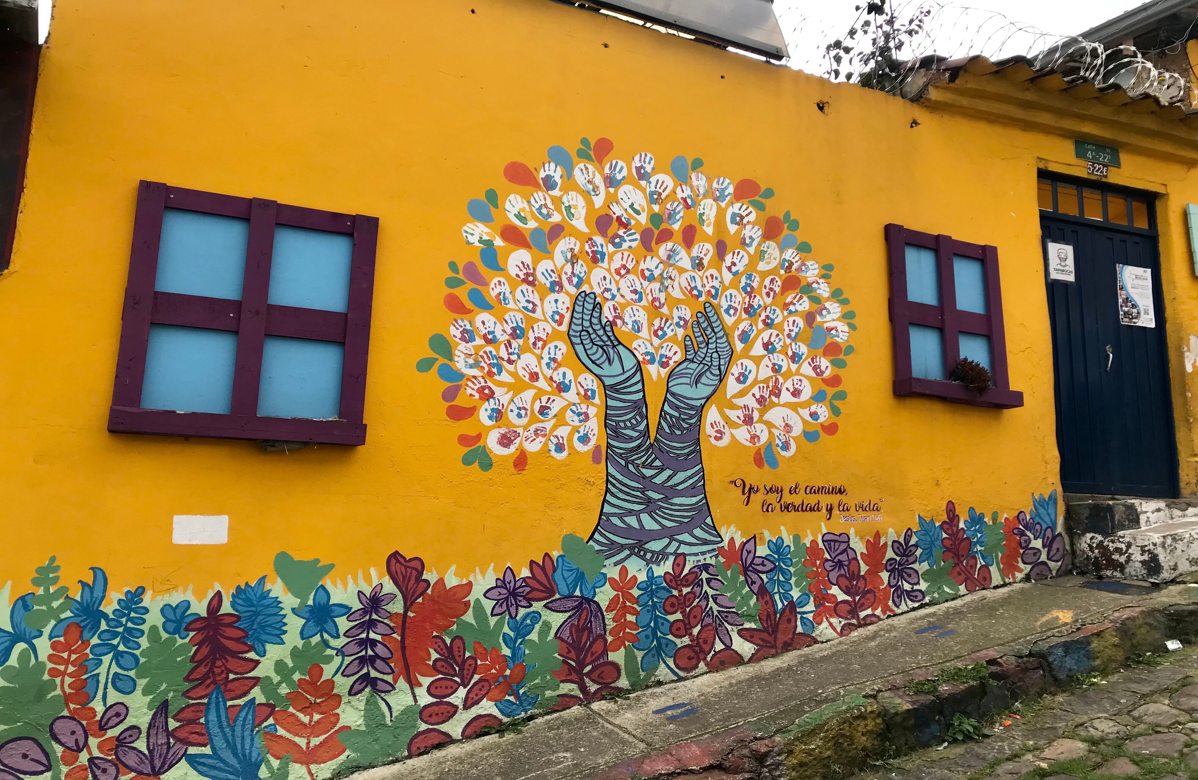 En medio del tour, Harold cuenta que él no tuvo la oportunidad de jugar “piedra, papel o tijera” porque su única opción era empuñar un arma. Por medio del grafiti quieren lograr que los niños conozcan este juego y que, en vez de involucrarse en la violencia o en el consumo de drogas, puedan tener una infancia tranquila. “Lo malo se contagia, pero lo bueno también”, asegura. Foto: Cortesía Breaking Borders