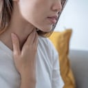 De acuerdo con Mayo Clinic, los médicos tienen una lista de factores que aumentan el riesgo del cáncer de garganta.