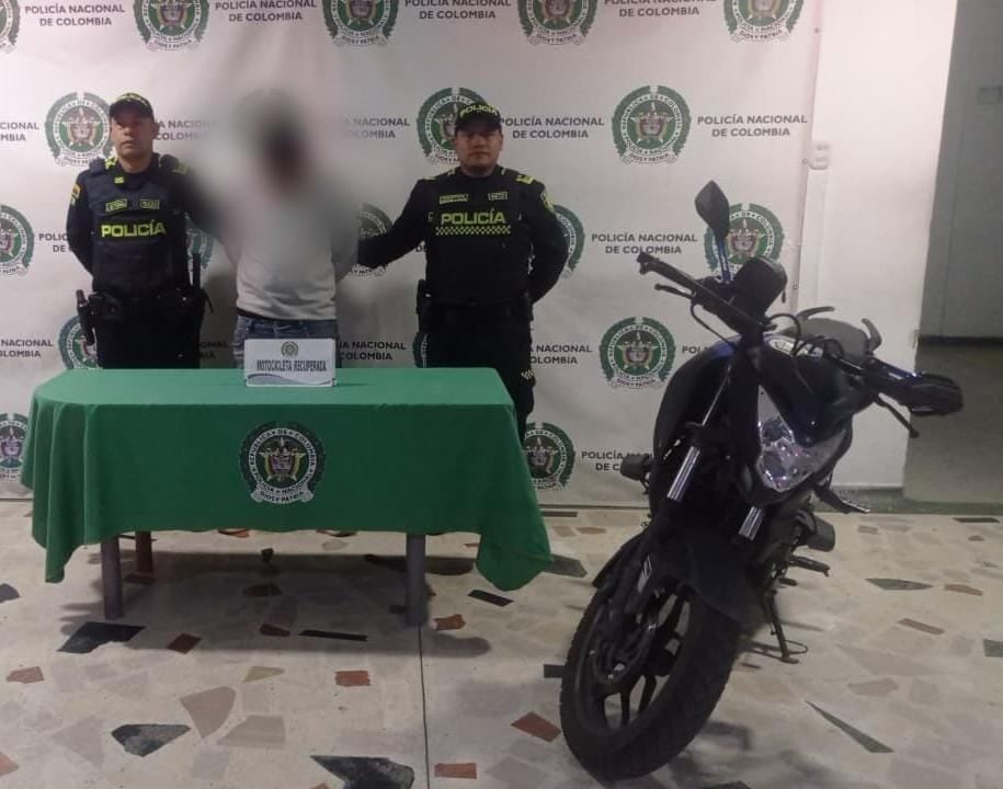 Policía capturó a 5 personas señaladas de robo de vehículos.