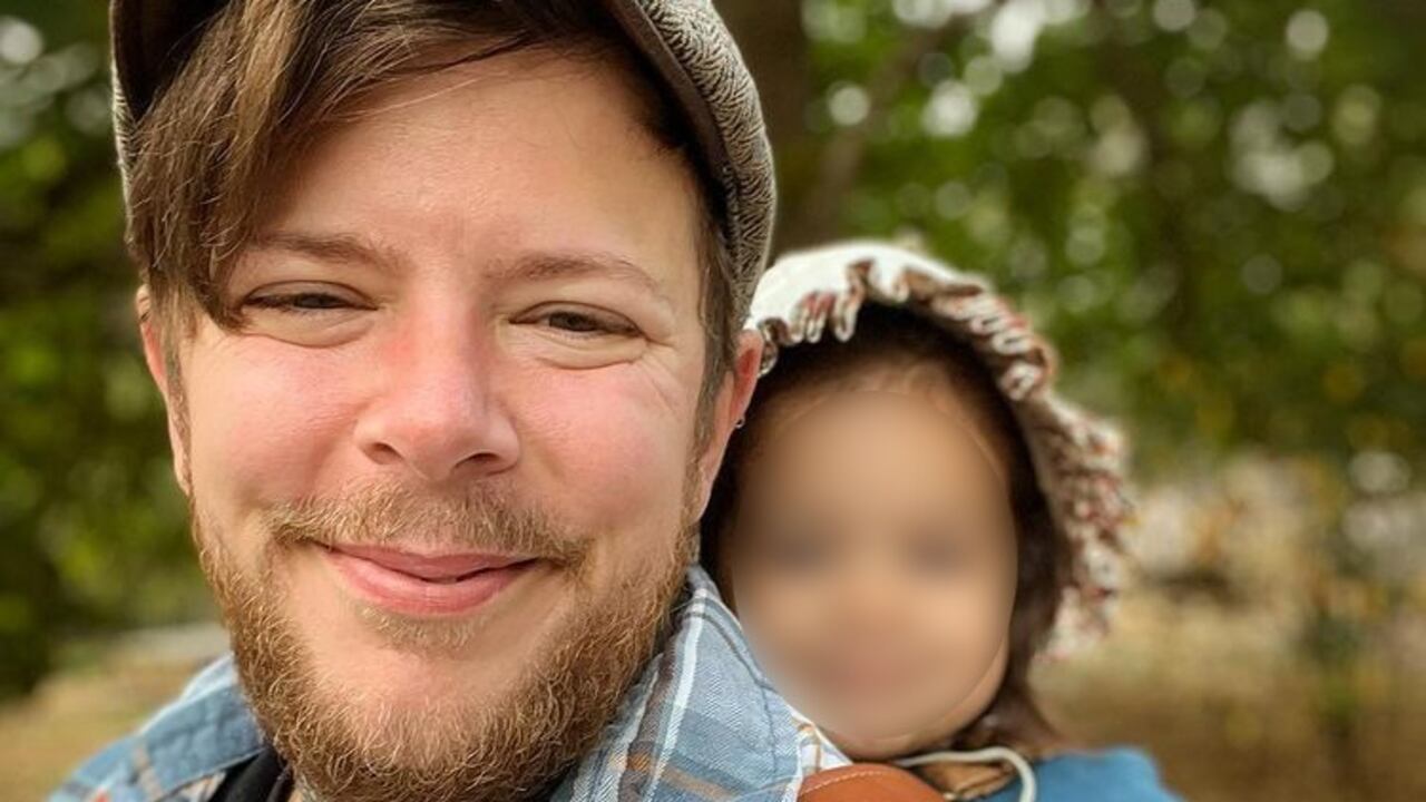 Padre transgénero quedó embarazo y tuvo a una niña.