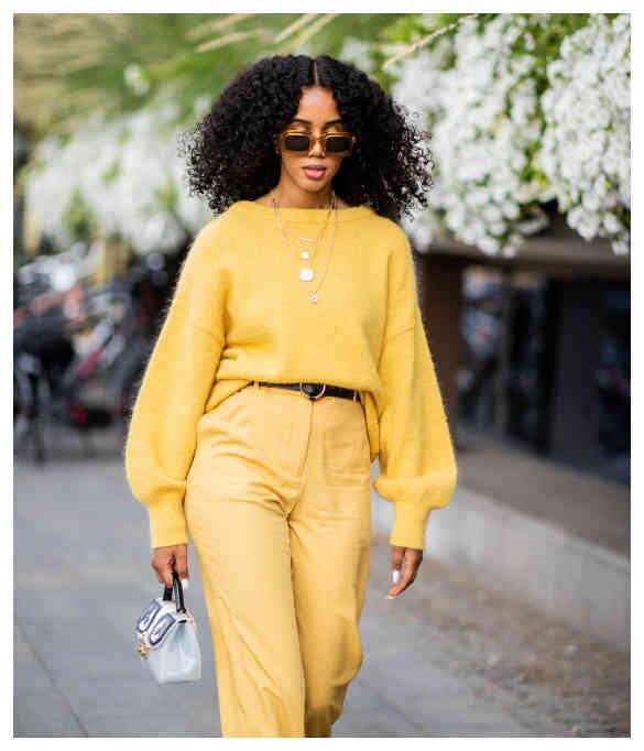 La ropa amarilla lo hará sentir más optimista. 