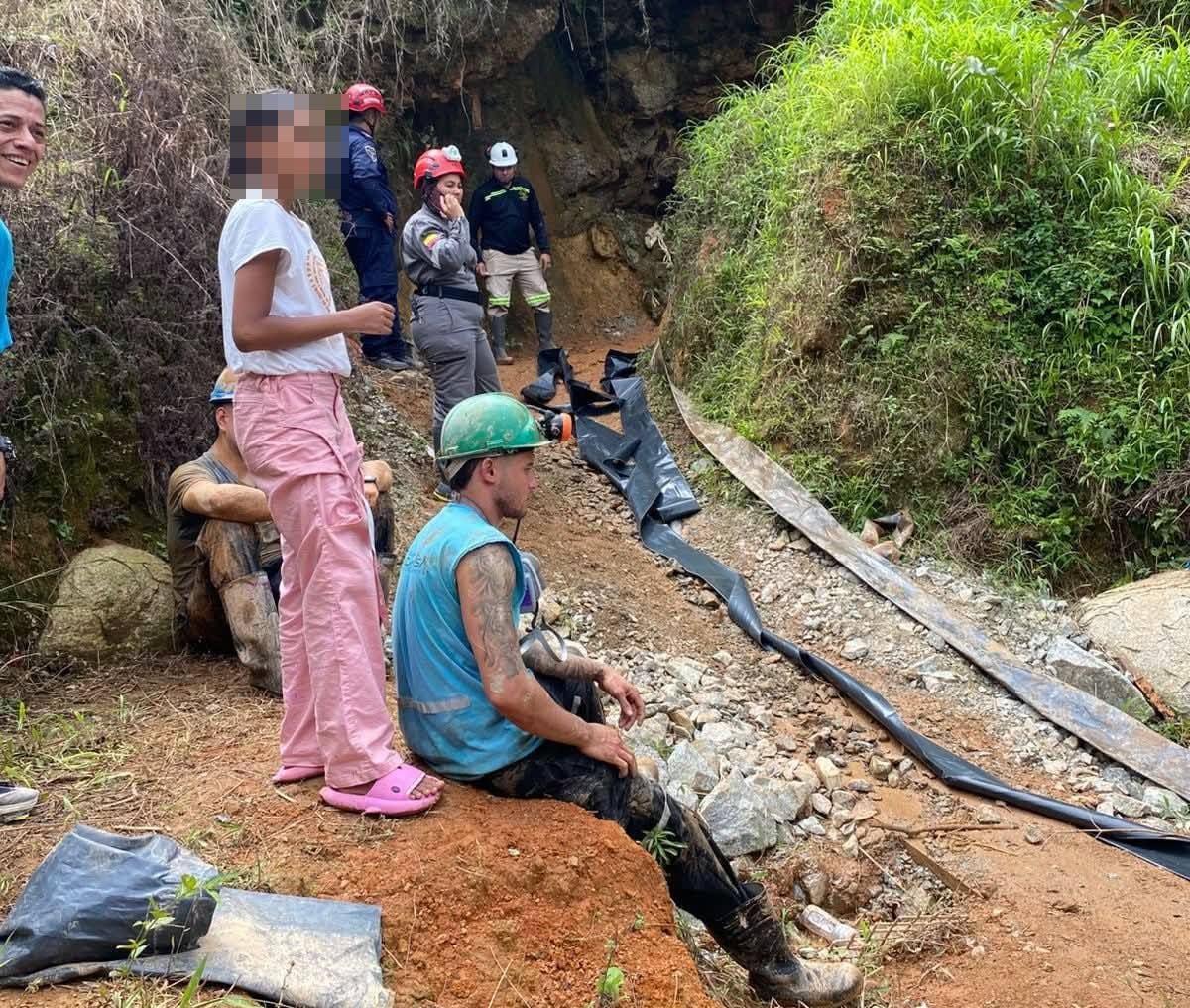 Los seis mineros rescatados con vida fueron llevados al centro asistencial. Al sitio llegaron los bomberos, la Agencia Nacional de Minería, la policía y la comunidad, quienes apoyaron la emergencia.