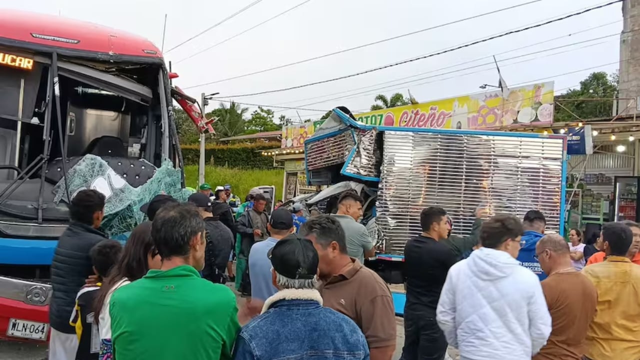 Esta era la escena que se tenía poco después del violento choque.