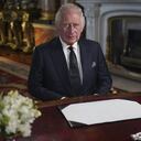El rey Carlos III de Gran Bretaña pronuncia su primer discurso a la nación y la Mancomunidad de Naciones desde el Palacio de Buckingham el viernes 9 de septiembre de 2022 tras la muerte de la reina Isabel II el jueves. Foto: Yui Mok/ AP.