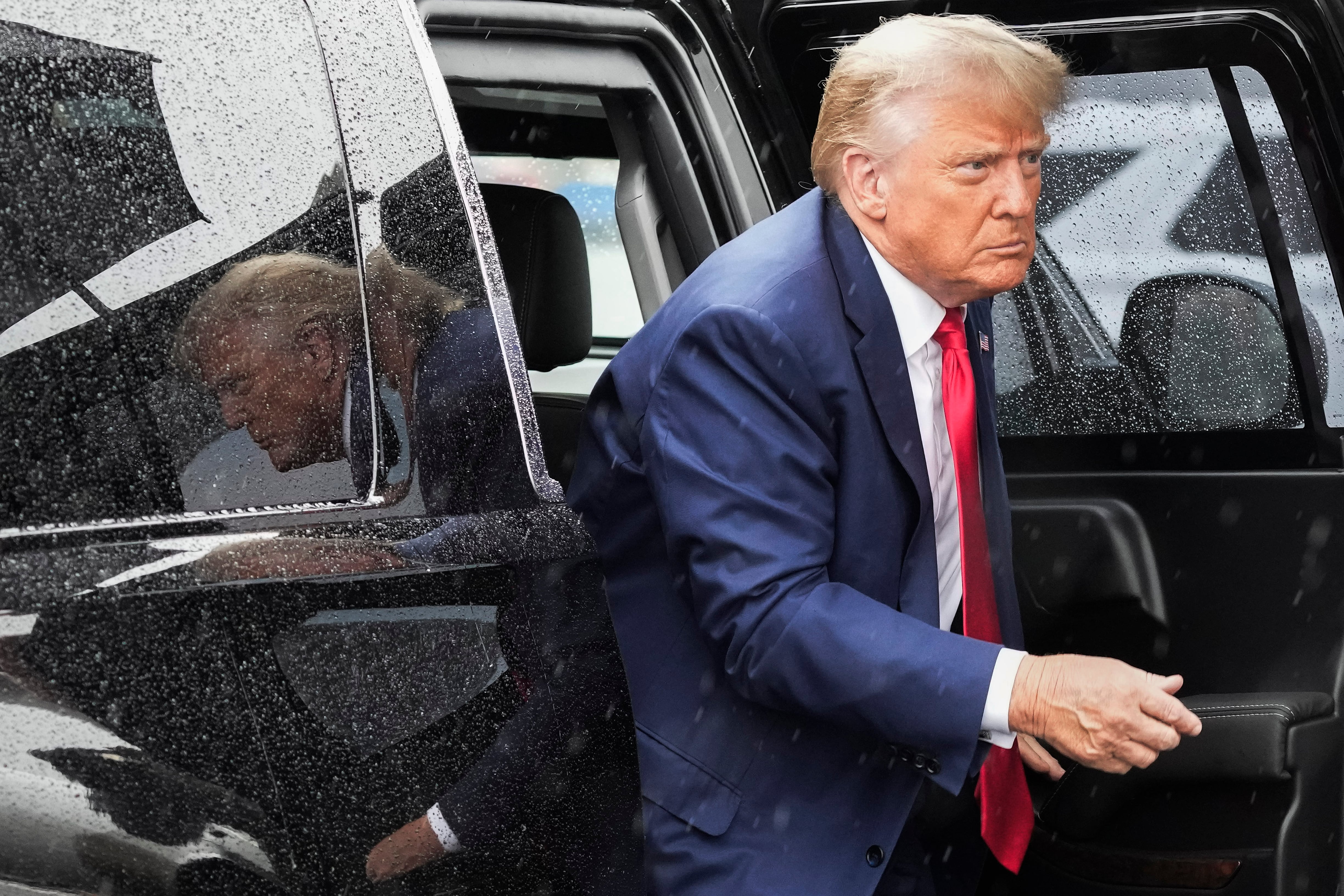 El expresidente Donald Trump llega a abordar su avión en el Aeropuerto Nacional Ronald Reagan de Washington, el 3 de agosto de 2023. Trump regresará por primera vez en meses al tribunal federal en Washington mientras un tribunal de apelaciones escucha argumentos sobre si el El expresidente tiene inmunidad ante el procesamiento por cargos de conspiración para anular los resultados de las elecciones de 2020.