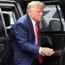 El expresidente Donald Trump llega a abordar su avión en el Aeropuerto Nacional Ronald Reagan de Washington, el 3 de agosto de 2023. Trump regresará por primera vez en meses al tribunal federal en Washington mientras un tribunal de apelaciones escucha argumentos sobre si el El expresidente tiene inmunidad ante el procesamiento por cargos de conspiración para anular los resultados de las elecciones de 2020.