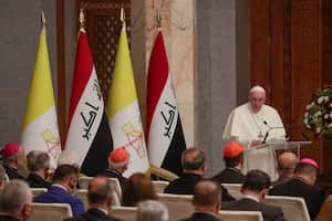 El Papa Francisco pronuncia su discurso en el Palacio Presidencial de Bagdad, Irak, el viernes 5 de marzo de 2021. El Papa Francisco llegó a Irak para instar al número cada vez menor de cristianos del país a quedarse y ayudar a reconstruir el país después de años de guerra y persecución, dejando de lado la pandemia del coronavirus y las preocupaciones de seguridad. Foto: AP / Andrew Medichini.