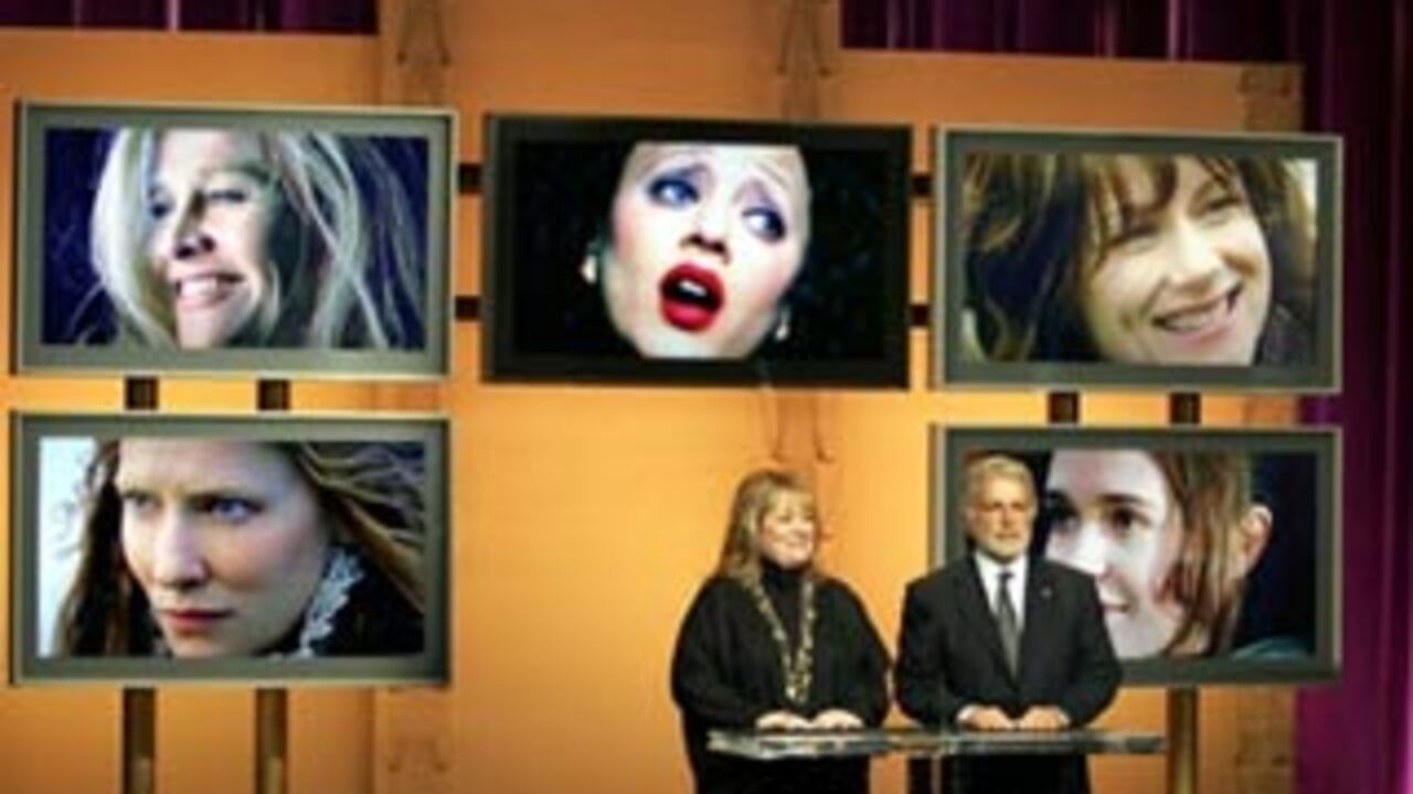 La actriz Kathy Bates y el presidente de la academia Sid Ganis, anunciaron a los nominados para los premios Oscar 2008. En la imagen, las nominadas a mejor actriz. La gandora: Marion Cotillard. (Foto: AFP)