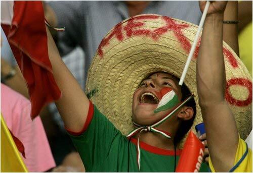 Fiesta 'charra' hicieron los aficionados mexicanos después del triunfo 2-0 de su selección ante Brasil. 