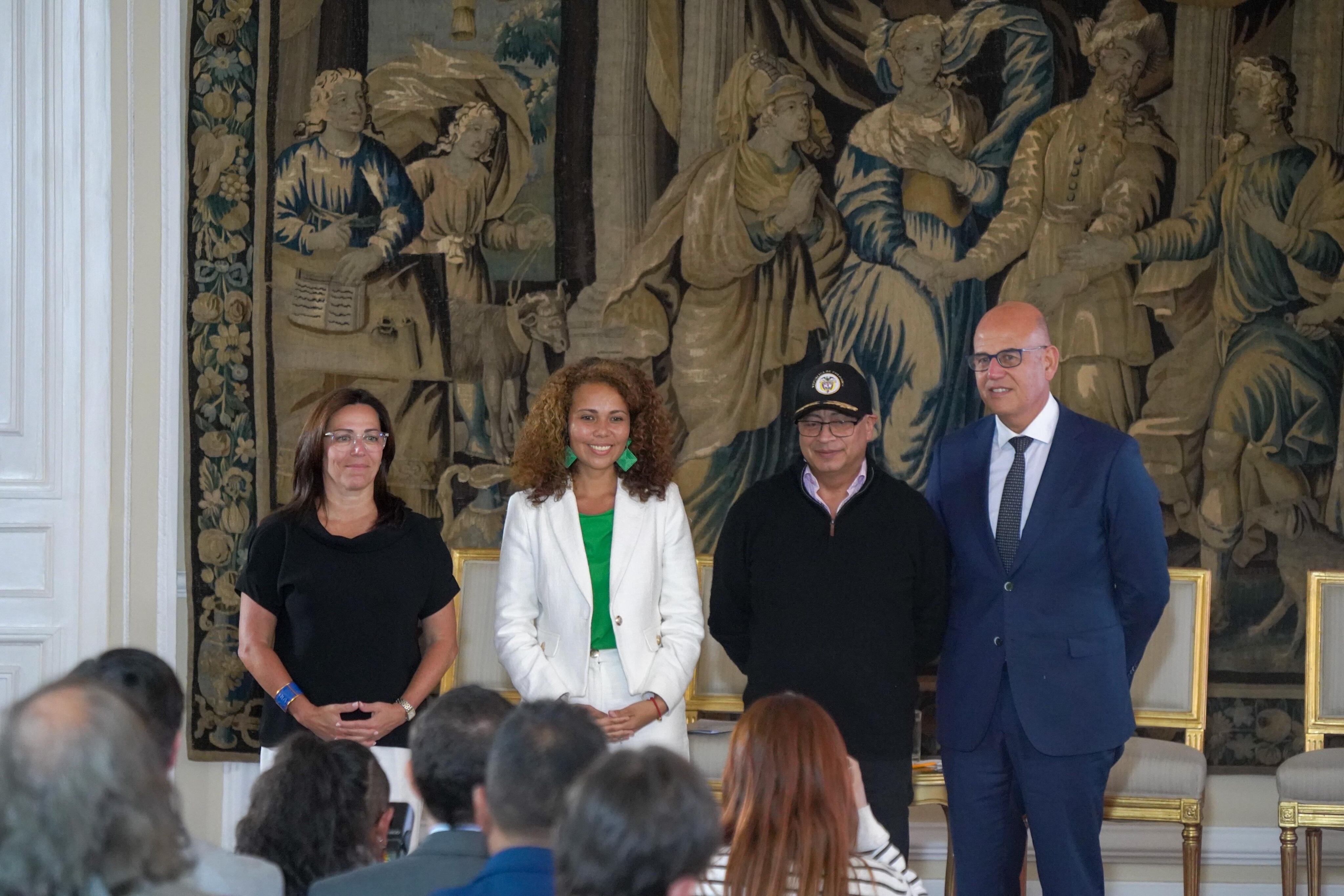 “Y la manera es decir que la ministra de Ciencia y Tecnología, que dio unas clases en un seminario en Harvard, porque además tiene un posdoctorado en Havard, entonces que esas clases no pueden equipararse a lo que en una hoja de vida en Colombia, que en muy pocos casos se puede llenar así, entonces dicen que eso no es experiencia docente”, manifestó Petro