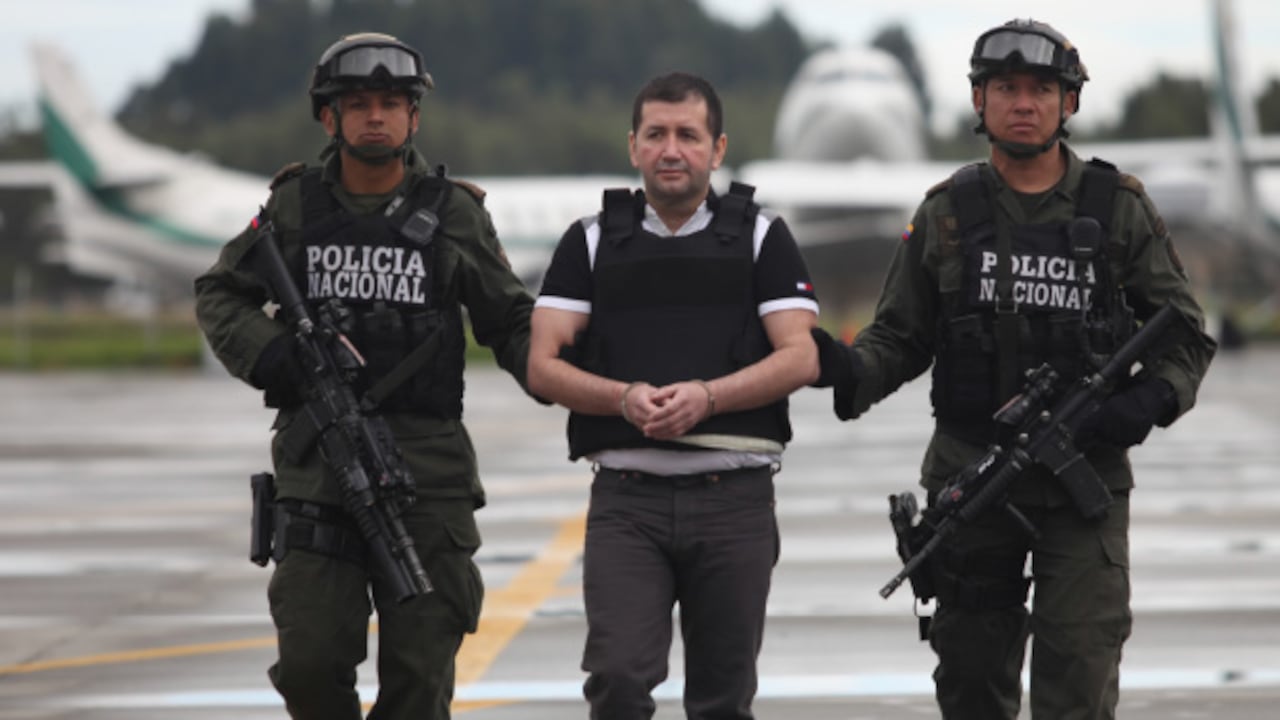 El Loco Barrera fue capturado por la Dirección de Inteligencia de la Policía el 18 de septiembre del año pasado. Esta foto fue tomada minutos antes de abordar un avión de la DEA el pasado martes 9 de julio. El día siguiente fue llevado a una corte en Manhattan en donde lo acusaron de enviar 400 toneladas de cocaína.