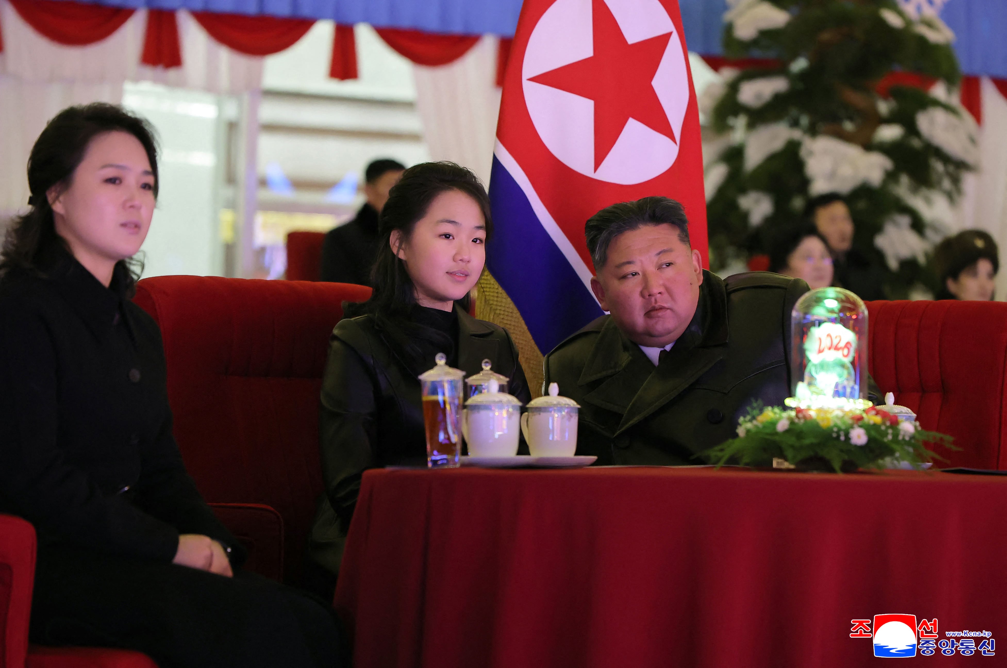 Esta fotografía, tomada el 31 de diciembre de 2025 y publicada por la Agencia Central de Noticias de Corea del Norte (KCNA) a través de KNS el 1 de enero de 2026, muestra al líder norcoreano Kim Jong-un, su hija Kim Ju Ae (centro) y su esposa Ri Sol Ju (izquierda) presenciando una celebración de Año Nuevo en el Estadio del Primero de Mayo en Pyongyang.
