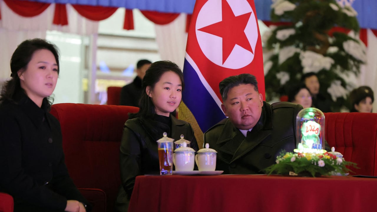 Esta fotografía, tomada el 31 de diciembre de 2025 y publicada por la Agencia Central de Noticias de Corea del Norte (KCNA) a través de KNS el 1 de enero de 2026, muestra al líder norcoreano Kim Jong-un, su hija Kim Ju-ae (centro) y su esposa Ri Sol-ju (izquierda).