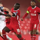 Benzema y Mané disputando un balón en el choque de Champions de la temporada 2020/21