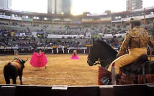 Atardecer en la plaza de Santamaría en un festejo que inició con una hora de retraso por las inclemencias del tiempo