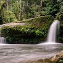 En medio de la selva amazónica, en el kilómetro 6 de la vía que de Mocoa conduce a Villagarzón, se encuentran las Cascadas fin del mundo, bajo el cuidado de una corporación de campesinos.