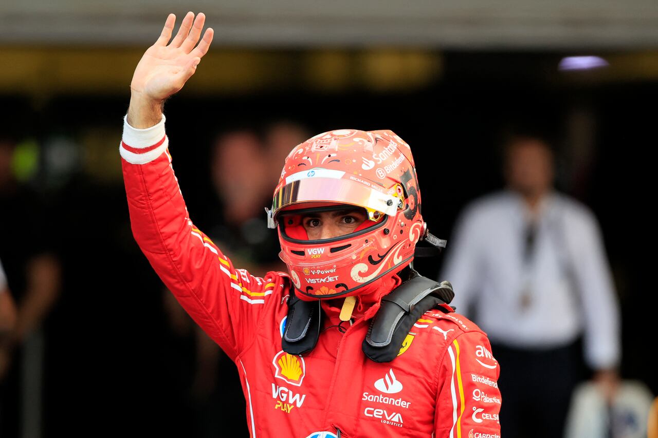 El piloto español de Ferrari, Carlos Sainz, saluda tras conseguir la pole position en la sesión de clasificación del Gran Premio de Fórmula Uno Ciudad de México.