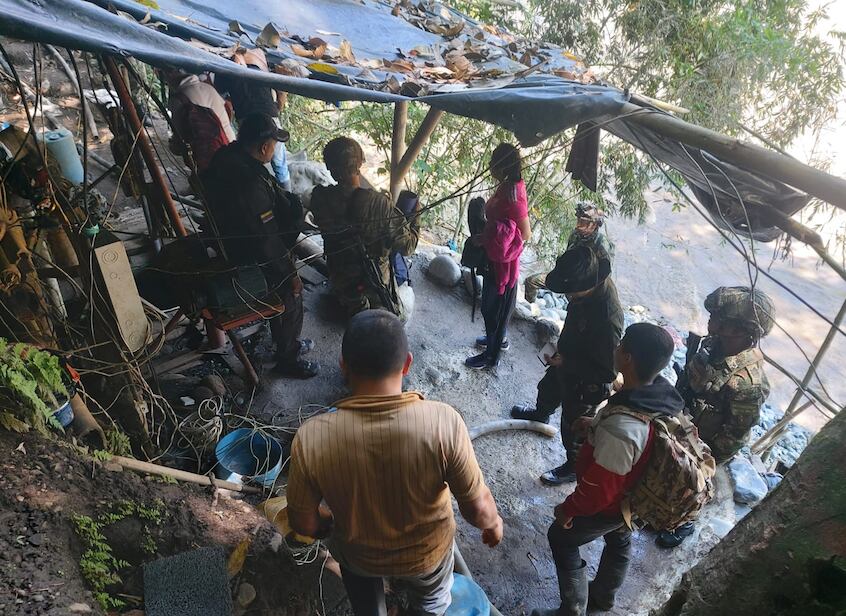 En el lugar fueron sorprendidas 13 personas adelantando labores de extracción del mineral sin el cumplimiento de los requisitos legales exigidos por las diferentes autoridades competentes