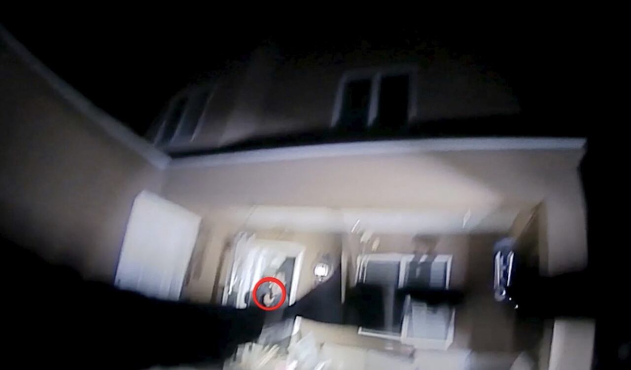 En el video las autoridades señalaron con un círculo rojo el arma del ciudadano