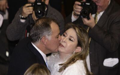 Alejando Ordóñez, muestra su afecto a su esposa, Beatriz Hernández de Ordóñez, tras su reelección como procurador.