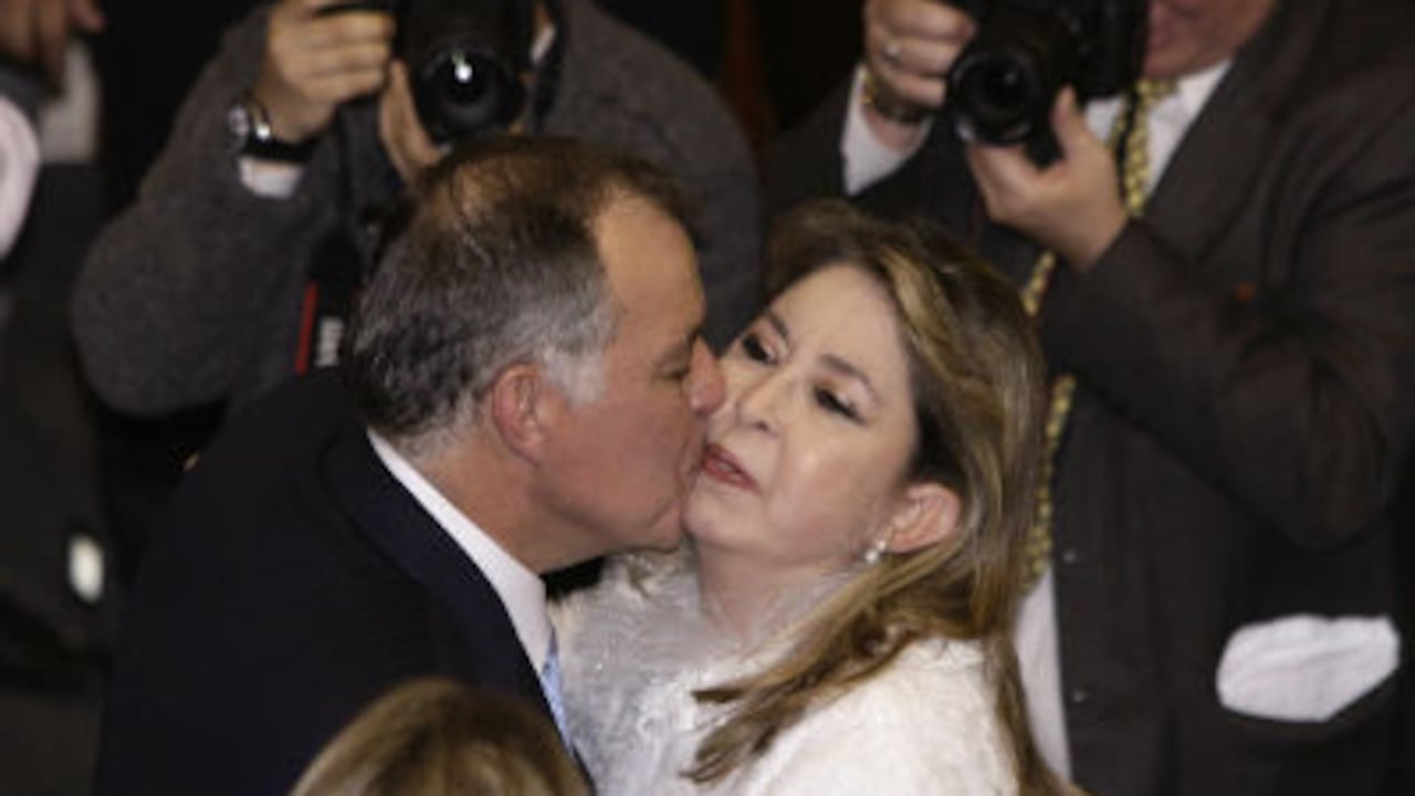 El reelecto procurador, Alejando Ordóñez, muestra su afecto a su esposa, Beatriz Hernández de Ordóñez, tras su discurso de aceptación del cargo.