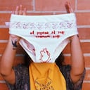 El 'Manifiesto del Brasier y Solo Cuco' cuenta con piezas bordadas en ropa interior de 22 artistas nacionales.