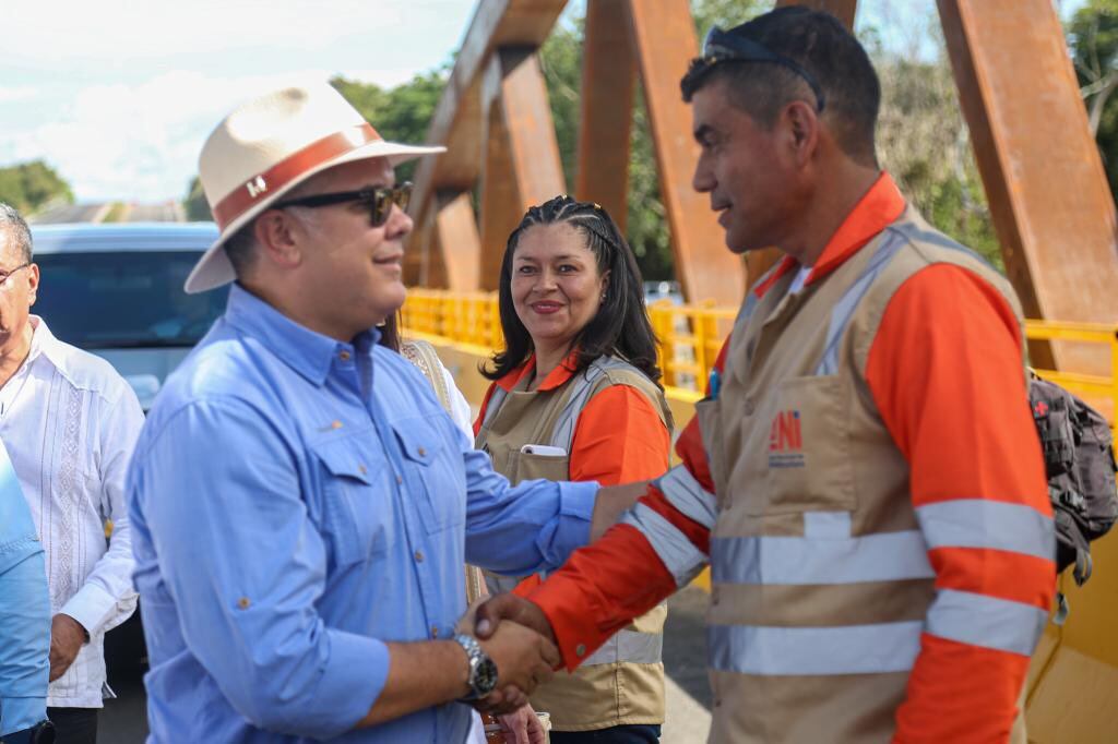 El presidente Iván Duque en la entrega de la octava vía 4G
