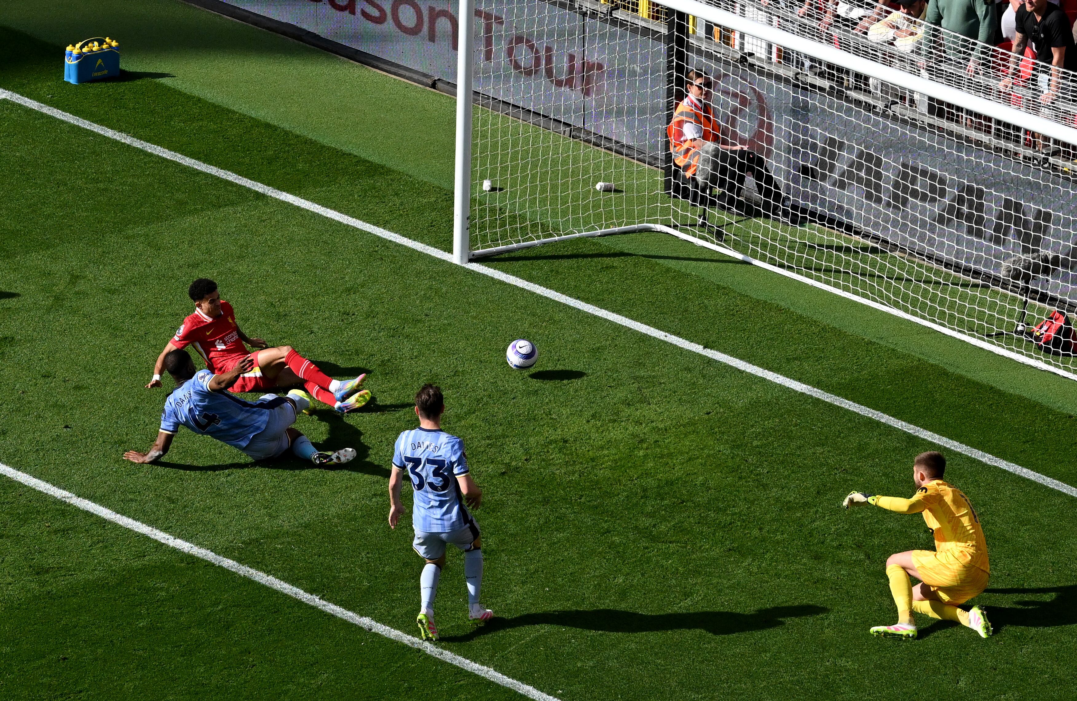 Momento exacto del gol de Luis Díaz que dio el título de Premier a Liverpool