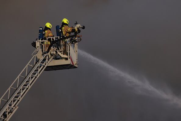 Hace menos de una semana, una persona murió y 10 resultaron heridas en un incendio en un albergue para refugiados en el este de Alemania, según la policía local. (Photo by Sean Gallup/Getty Images)