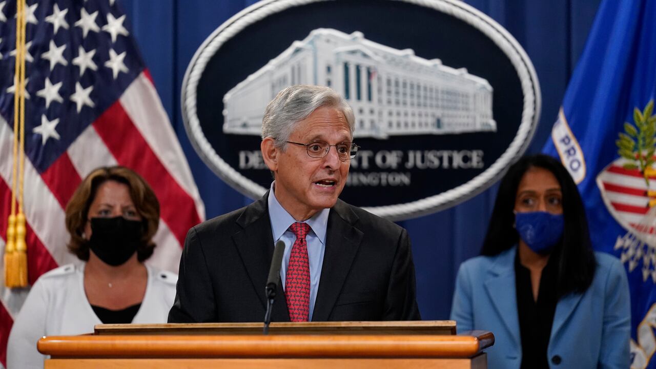 El secretario de Justicia de Estados Unidos, Merrick Garland, anuncia una demanda contra Texas para prohibir el cumplimiento de la ley estatal nueva contra los abortos, en el Departamento de Justicia, en Washington, el jueves 9 de septiembre de 2021. (AP Foto/J. Scott Applewhite)