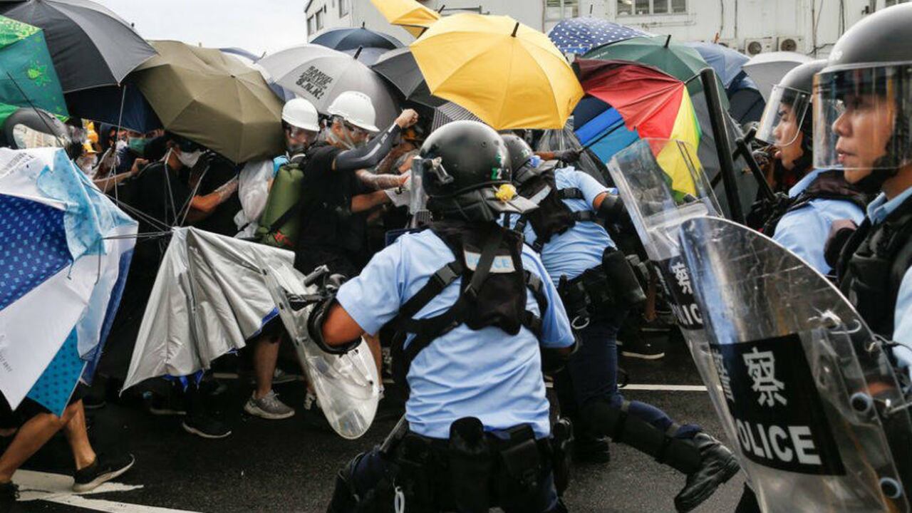Los manifestantes antiextradición y la policía antidisturbios se enfrentaron la mañana del lunes.