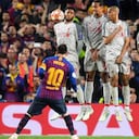 El balón sortea de forma milimétrica la barrera de los jugadores del Liverpool.