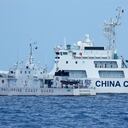 Un barco de la Guardia Costera de China con número de proa 5201 bloquea al barco de la Guardia Costera de Filipinas BRP Malapascua mientras maniobra para ingresar a la desembocadura del Segundo Banco Thomas conocido localmente como Ayungin Shoal en el Mar de China Meridional el domingo 23 de abril de 2023. (AP Photo/Aaron Favila)