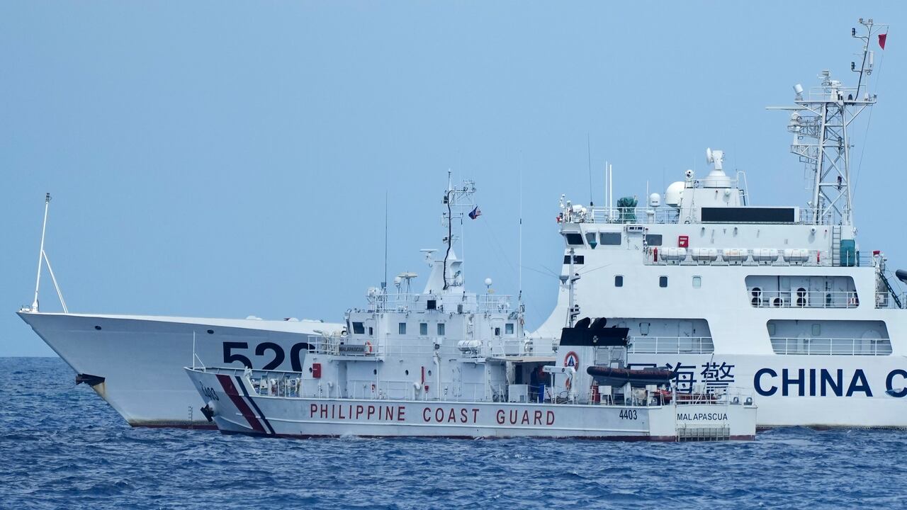 Un barco de la Guardia Costera de China con número de proa 5201 bloquea al barco de la Guardia Costera de Filipinas BRP Malapascua mientras maniobra para ingresar a la desembocadura del Segundo Banco Thomas conocido localmente como Ayungin Shoal en el Mar de China Meridional el domingo 23 de abril de 2023. (AP Photo/Aaron Favila)