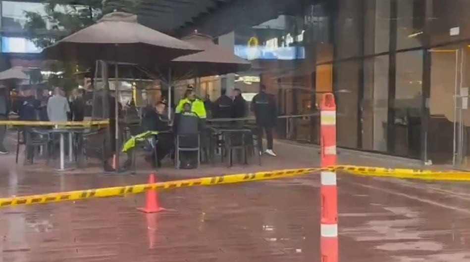 El hombre habría estado acompañado de una mujer.