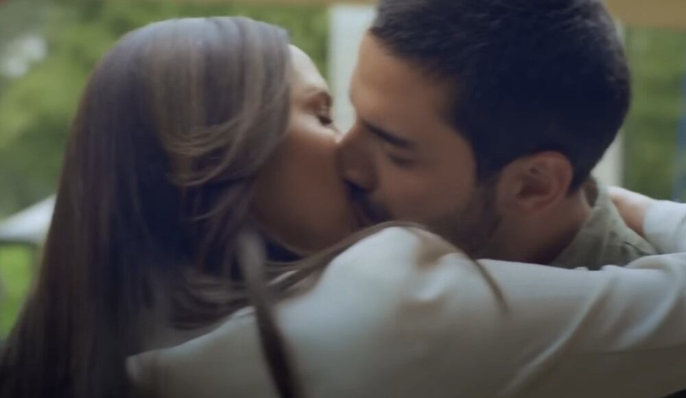 Escena romántica entre Joaquín y Ana, interpretados por Sebastián Carvajal y Paola Turbay.