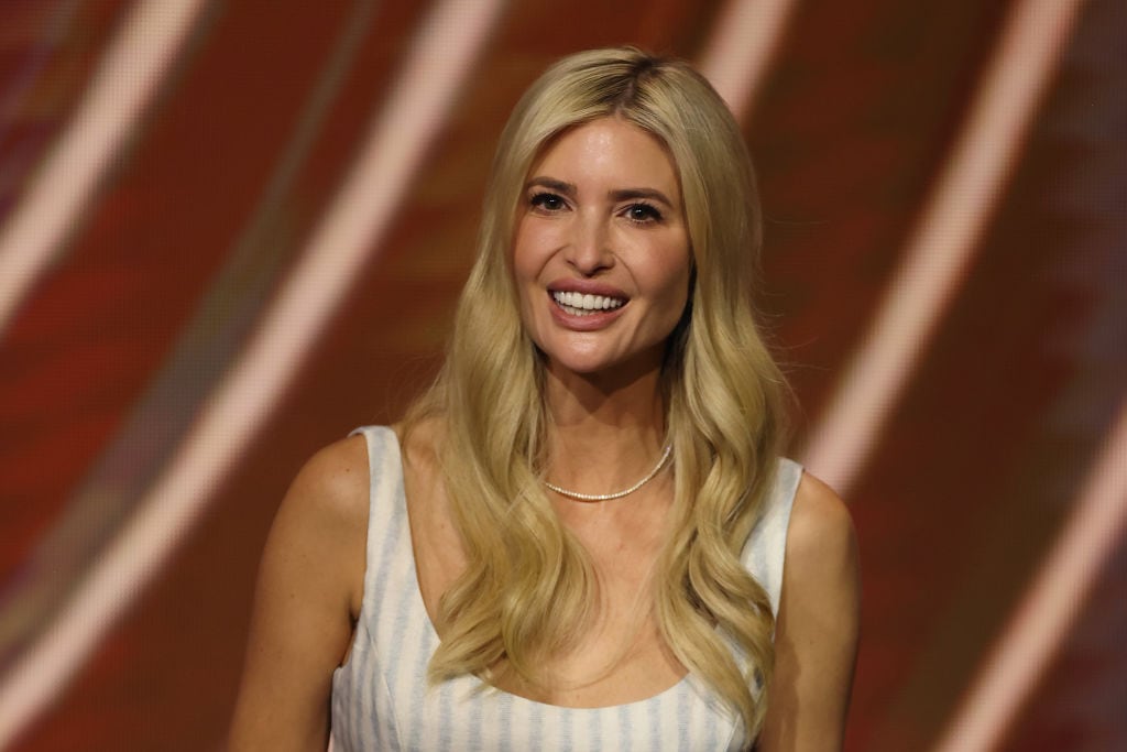 Ivanka Trump se robó miradas con looks que lució durante llegada de Donald Trump a la presidencia de Estados Unidos.