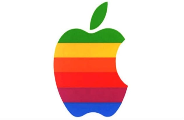 ¿Por qué la manzana de Apple está mordida? Algunas historias se tejen alrededor de este logo. 1. con la ayuda de Roland Wayne, diseñaron un logo complejo con un hombre debajo de un árbol con un manzana en las manos, que probablemente aludía al gran físico  Newton. 2. Un juego entre palabras ‘Byte y Bite) ya que la segunda quiere decir mordisco en inglés y la primera es una palabra propia de la computación. 3. Por ultimo, se dice que se uso con mordisco para que cuando el logo estuviera pequeño no se confundiera con otra fruta como la cereza. 