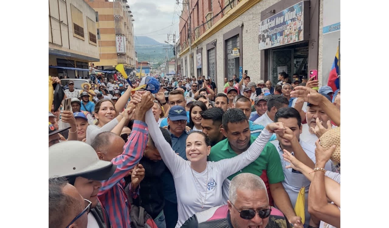María Corina Machado acompañada de miles de seguidores en la ciudad de Valera, Trujillo