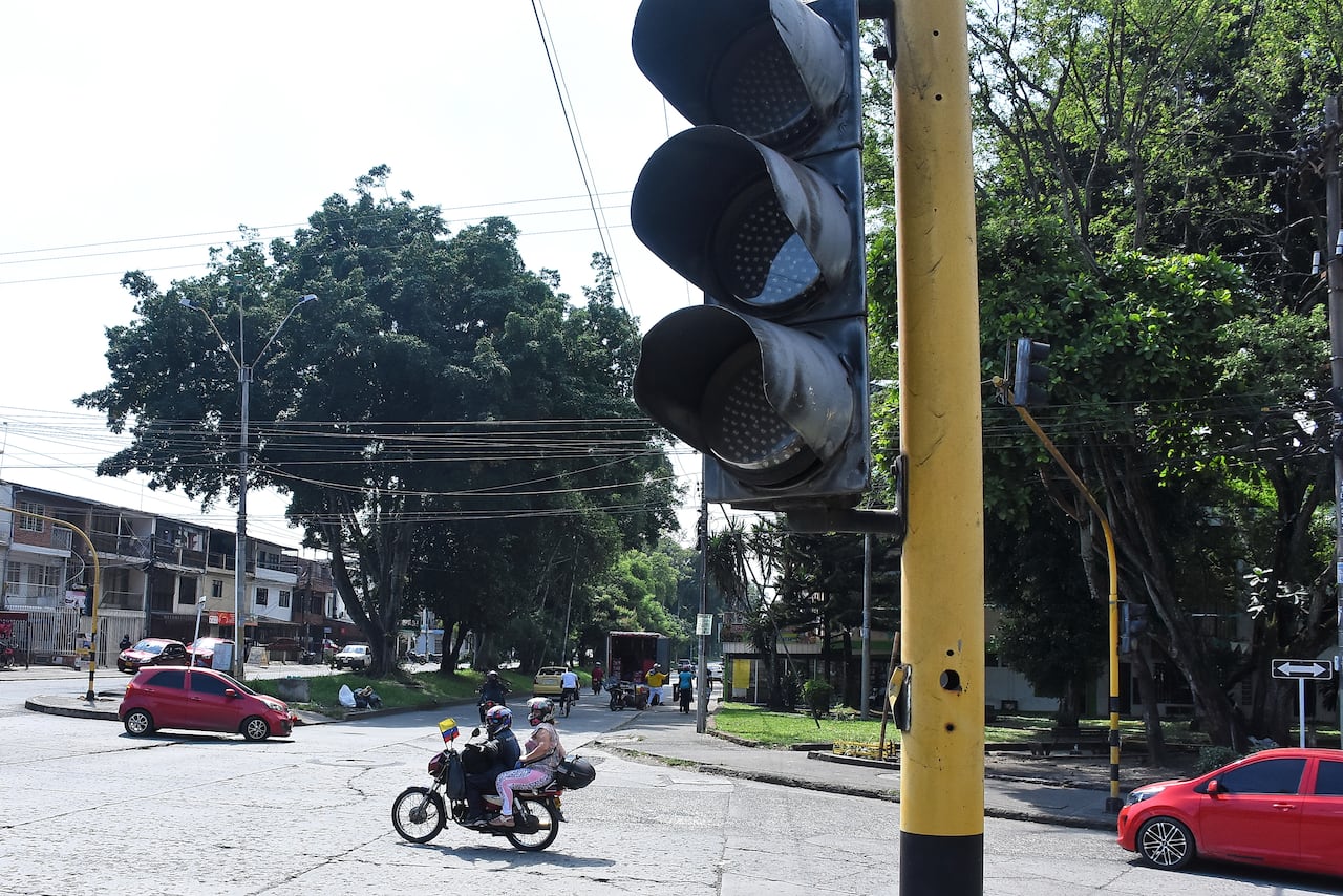 Semáforos sin funcionamiento Calle 14 con Cra 34.