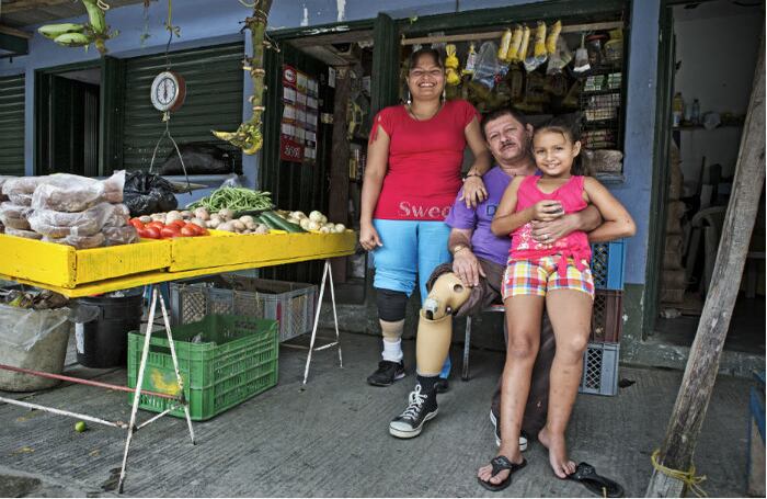 FAMILIA CEBALLOS: A las 3:00 p. m. del 23 de marzo del 2005, mientras se desplazaba entre las veredas de San Pedro y Chumurro, en el municipio de San Francisco, Antioquia, los ocho integrantes de la familia Ceballos entraron en un campo minado. Horas antes habían partido con rumbo al vecino pueblo de San Luis, donde esperaban llegar antes de las 10:00 p. m. para bautizar a Luisa, la menor de la familia, con 45 días de nacida. Su abuelo Manuel José, quien encabezaba el grupo, activó la primera de las dos minas antipersona. Nancy, madre de Luisa (de 21 años de edad), activó la segunda cuando retrocedió un par de pasos al recibir la niña de manos de Maria de Jesús, su abuela, dejando a la menor gravemente herida por cuenta de las esquirlas que impactaron su cuerpo. Manuel José y su hija Nancy perdieron cada uno su pierna derecha. Luisa logró recuperarse completamente de sus heridas. No hubo más heridos, a pesar que más tarde se estableció que todos los miembros de la familia habían caminado sobre al menos cinco minas más sin detonarlas. Luego de haberse visto obligados a dejar sus tierras, estas cinco personas viven hoy del comercio de víveres. Nancy se casó y tiene dos hijos de 2 y 5 años de edad. Luisa, de 9, es una de las alumnas más destacadas de su clase.