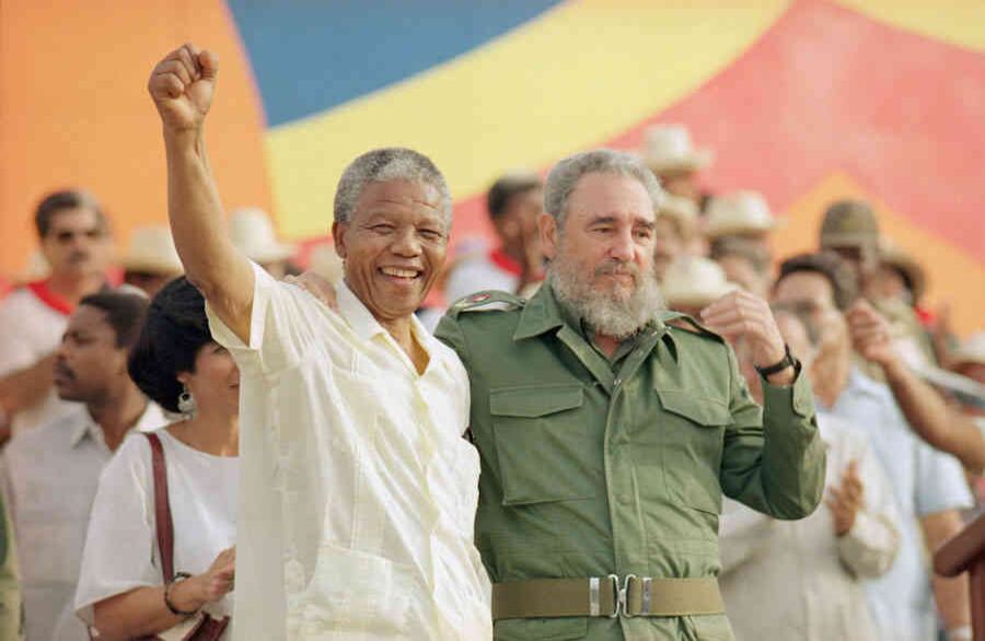 El 27 de julio de 1991, el presidente cubano Fidel Castro, a la derecha, y el líder africano Nelson Mandela hacen un gesto durante la celebración del "Día de la Revolución" en Matanzas. Foto: AP