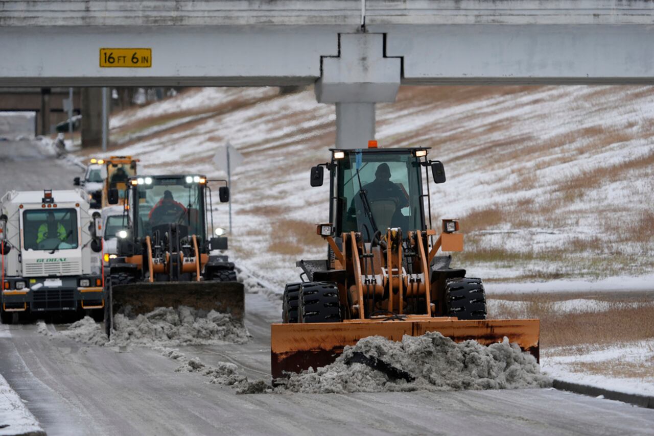 Trabajadores quitan la nieve de las carreteras en el cerrado Aeropuerto Intercontinental George Bush el martes 21 de enero de 2025 en Houston. (Foto AP/David J. Phillip)